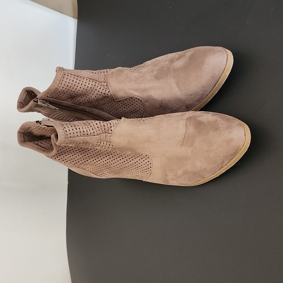 City classified tan size10 booties women's Perforated Ankle Boots suede zipper - Picture 12 of 12